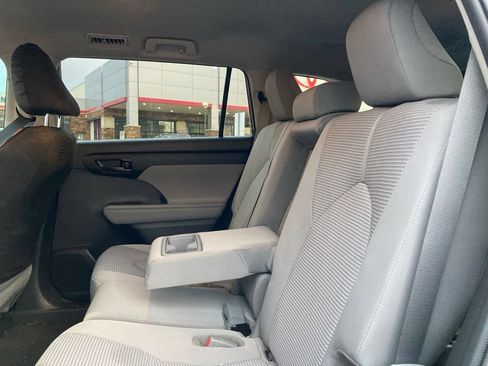 Used 2022 Toyota Highlander LE FWD image 10
