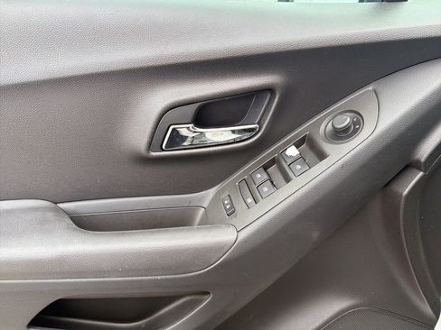 Used 2017 Chevrolet Trax LT w/ LT Convenience Package image 14