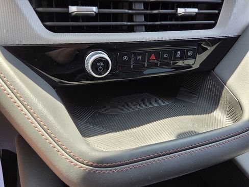Used 2025 Ford Explorer Active RWD image 22