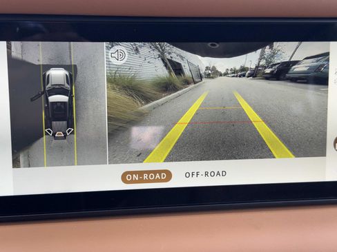 Used 2023 Land Rover Defender 110 SE image 24