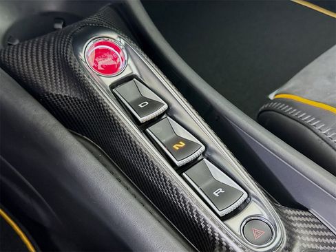 Used 2024 McLaren Artura image 14