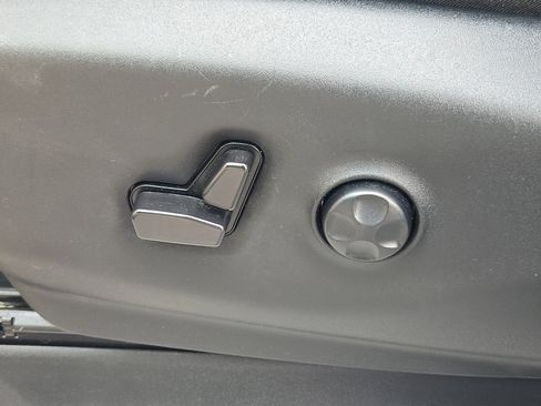 Used 2024 Chrysler Pacifica Touring-L image 7