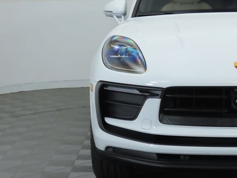 Certified 2025 Porsche Macan AWD/4WD image 12