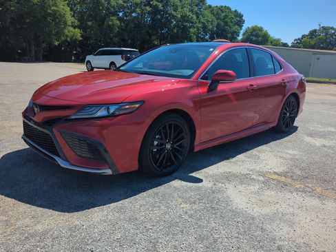 Used 2022 Toyota Camry XSE FWD image 6
