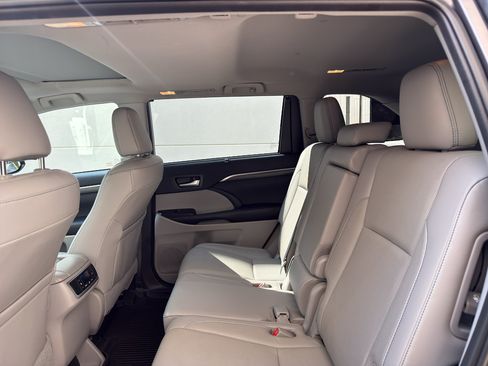 Used 2019 Toyota Highlander Limited AWD/4WD image 6
