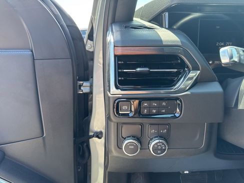 Used 2025 GMC Yukon XL Denali RWD image 12