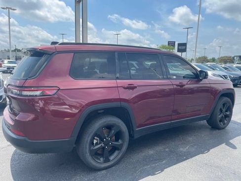 Used 2022 Jeep Grand Cherokee L Limited w/ Black Appearance Package AWD/4WD image 2