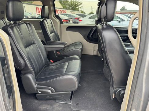 Used 2014 Chrysler Town & Country Touring image 9