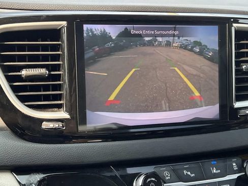Used 2023 Chrysler Pacifica Touring-L FWD image 19