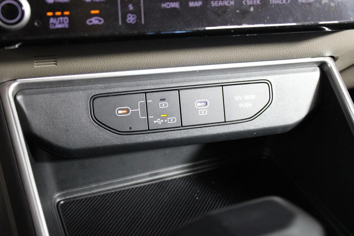 Used 2025 Kia Carnival FWD image 23