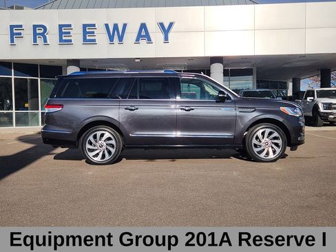 Used 2024 Lincoln Navigator L Reserve image 3