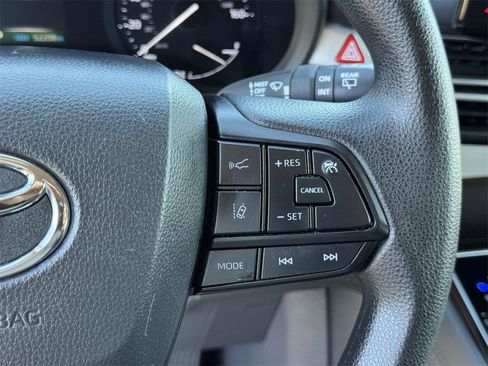 Used 2024 Toyota Sienna LE image 11