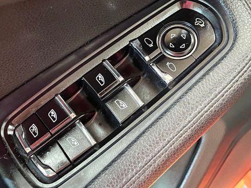 Used 2023 Porsche Macan AWD/4WD image 16