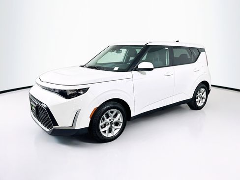 Used 2025 Kia Soul LX w/ LX Technology Package image 3