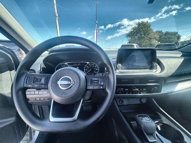 Used 2024 Nissan Rogue SV FWD image 11