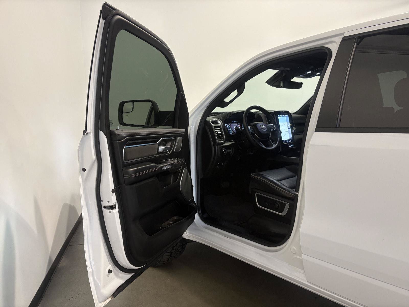 Used 2024 RAM 1500 Laramie AWD/4WD image 17