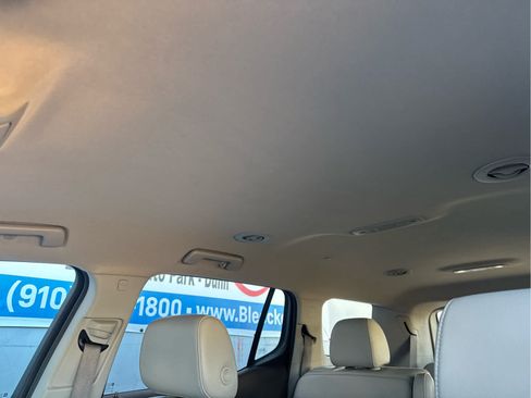 Used 2023 GMC Acadia SLT FWD image 32
