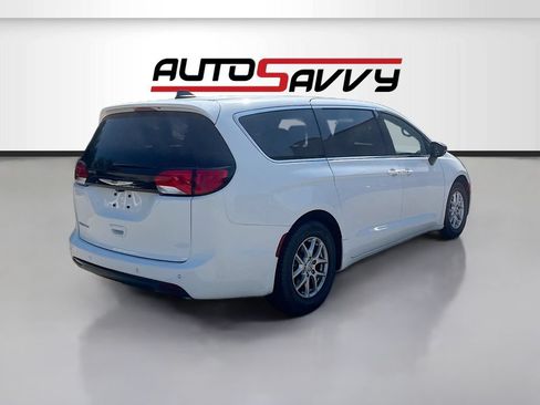 Used 2025 Chrysler Voyager LX FWD image 7
