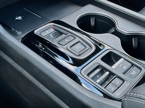 Used 2025 Honda Pilot Touring image 18
