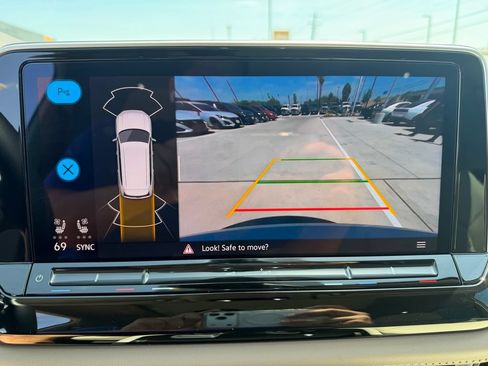 Used 2024 Volkswagen Atlas SE w/ Panoramic Sunroof Package FWD image 14