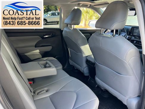 Used 2021 Toyota Highlander XLE AWD/4WD image 14