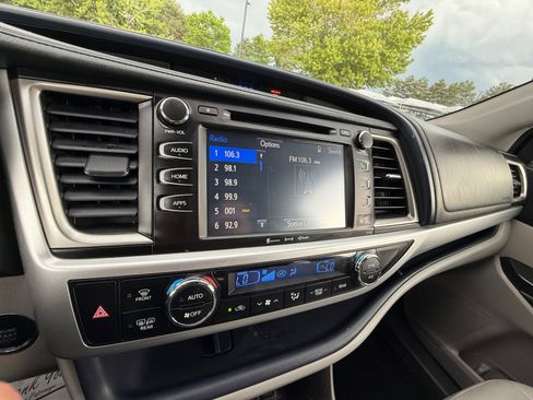 Used 2016 Toyota Highlander XLE AWD/4WD image 22