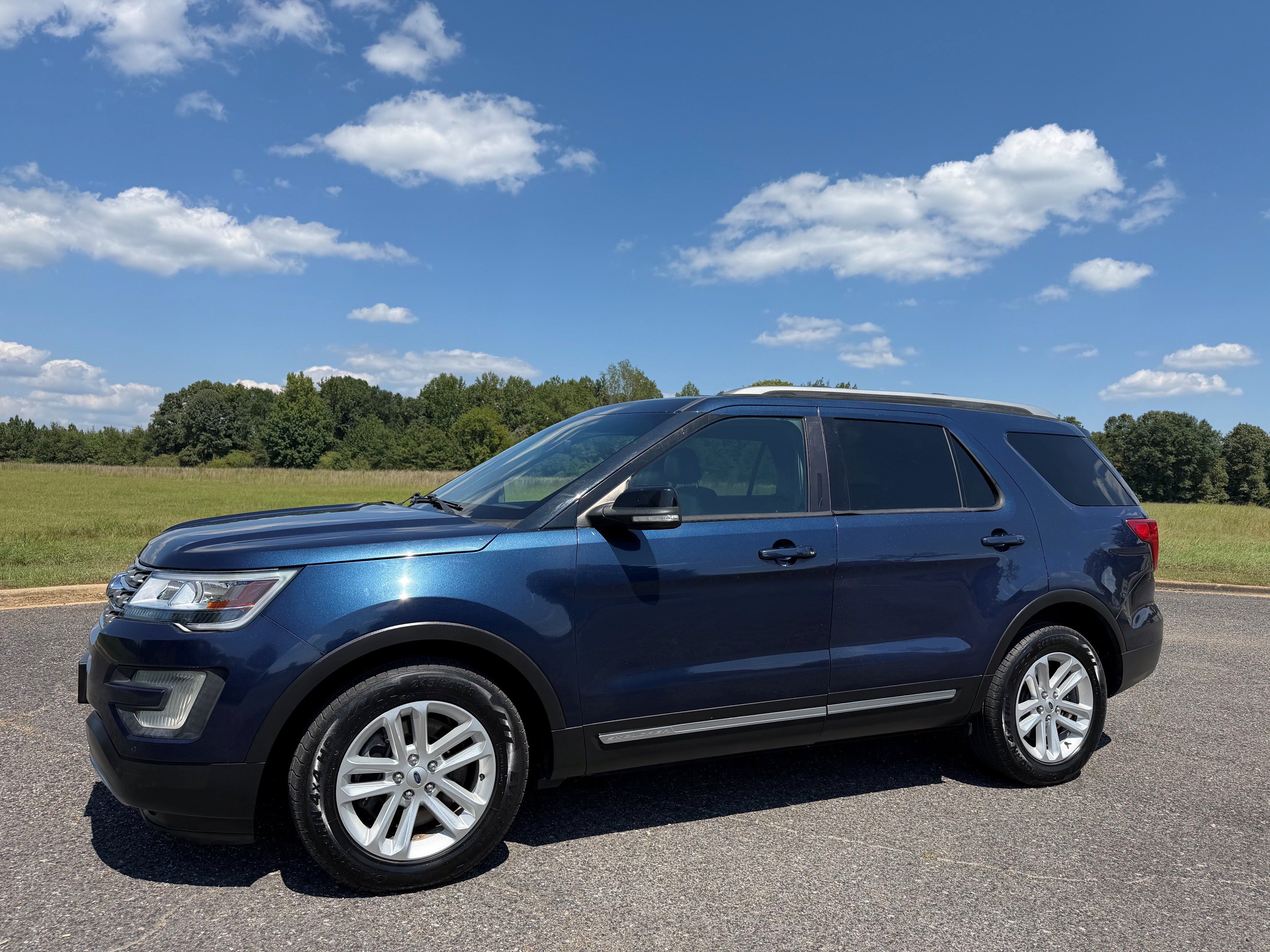 Used 2016 Ford Explorer XLT w/ Equipment Group 202A FWD image 1