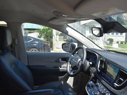 Used 2024 Chrysler Pacifica Touring-L FWD image 21