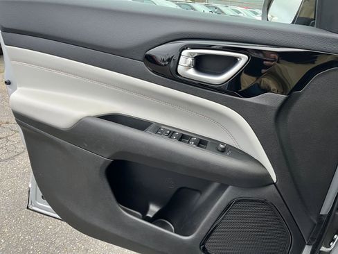 Used 2025 Jeep Compass Limited image 18