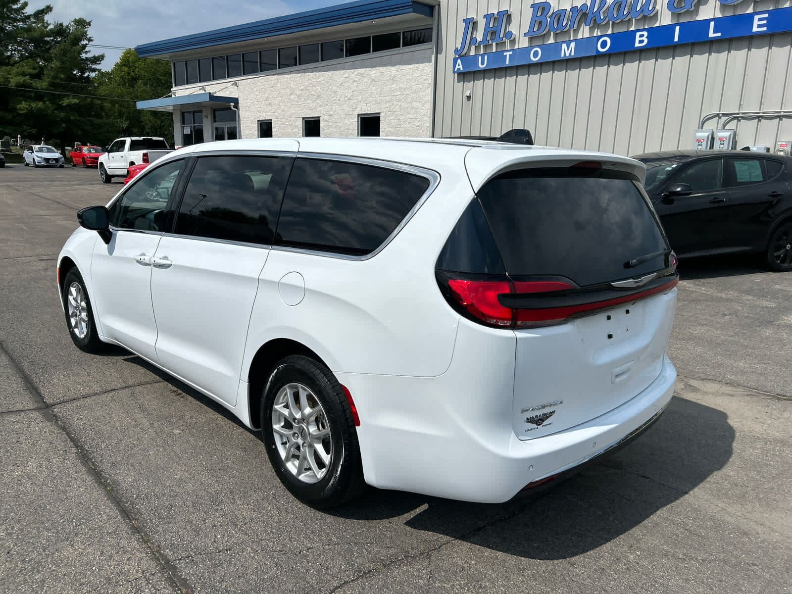 Used 2024 Chrysler Pacifica Touring FWD image 5
