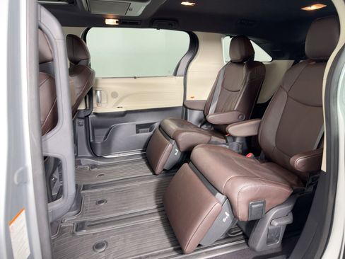 Used 2023 Toyota Sienna Platinum image 27