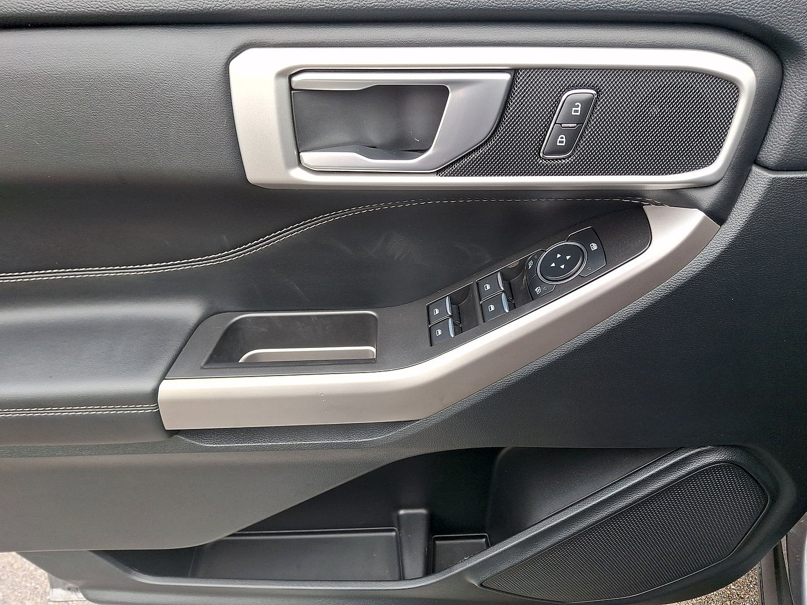 Used 2023 Ford Explorer XLT AWD/4WD image 10
