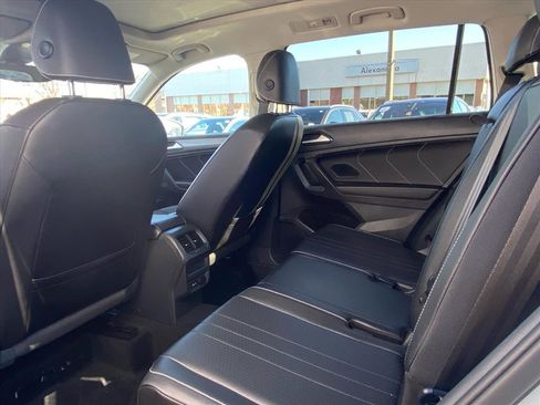 Certified 2022 Volkswagen Tiguan SE image 18