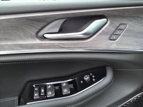 New 2023 Jeep Grand Cherokee Overland AWD/4WD image 19