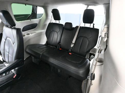 Used 2021 Chrysler Pacifica Touring-L image 40