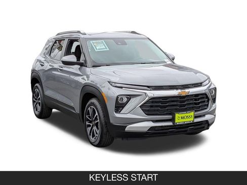Used 2025 Chevrolet TrailBlazer LT FWD image 2