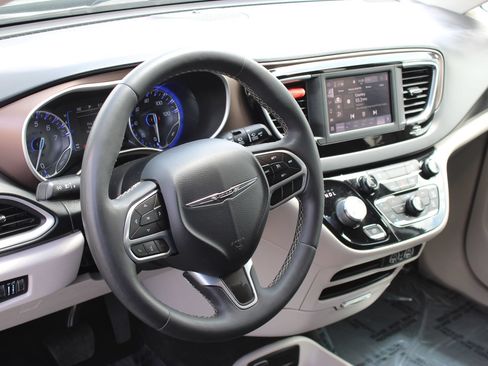 Used 2022 Chrysler Voyager LX FWD image 11