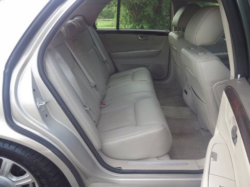 Used 2009 Cadillac DTS w/ Trunk Convenience Package FWD image 14