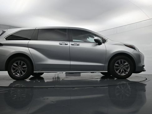 Used 2024 Toyota Sienna LE FWD image 24