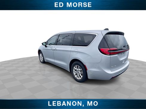 Used 2024 Chrysler Pacifica Touring-L FWD image 6