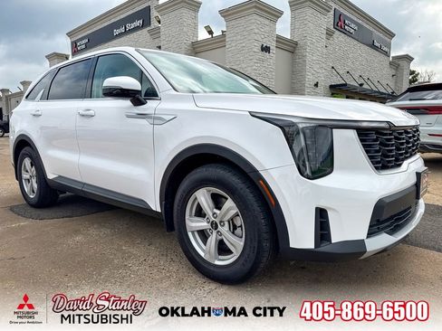 Used 2025 Kia Sorento LX FWD image 1