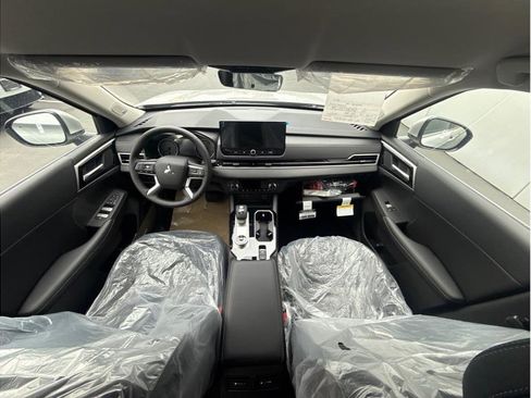 New 2026 Mitsubishi Outlander LE FWD image 9