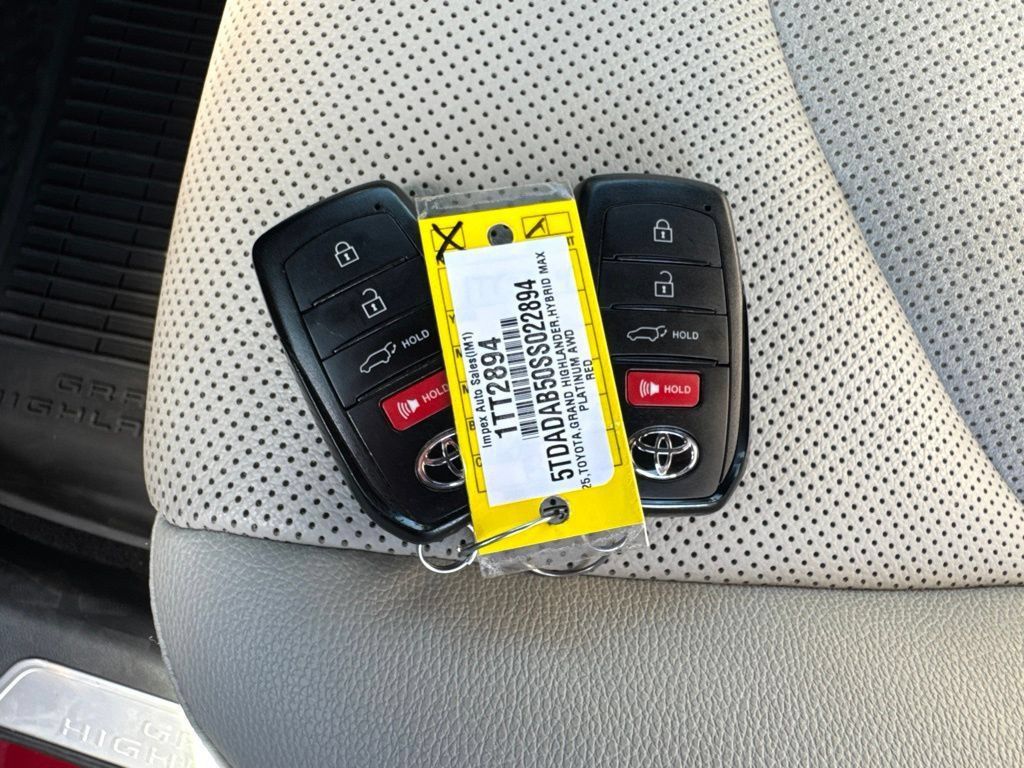Used 2025 Toyota Grand Highlander AWD Hybrid image 31