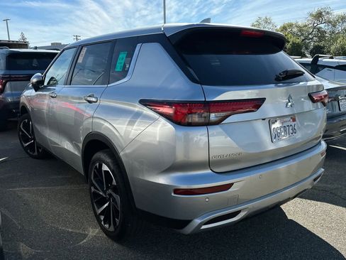 Used 2023 Mitsubishi Outlander SE image 6
