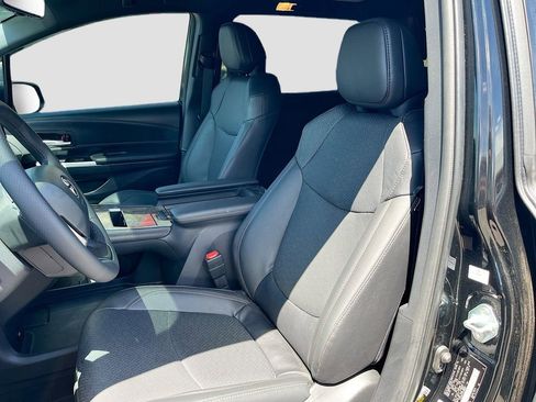 Used 2025 Toyota Sienna Limited FWD image 21