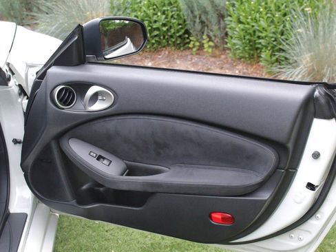 Used 2009 Nissan 370Z Touring RWD image 44