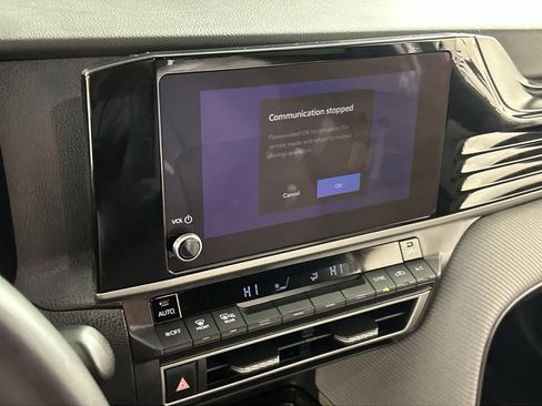 Used 2025 Toyota Camry SE w/ Convenience Package image 17