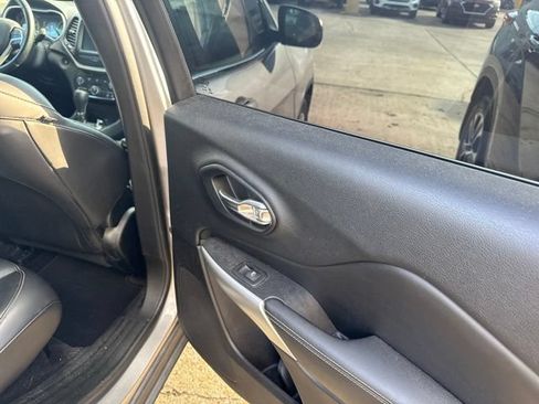 Used 2018 Jeep Cherokee Latitude Plus FWD image 20