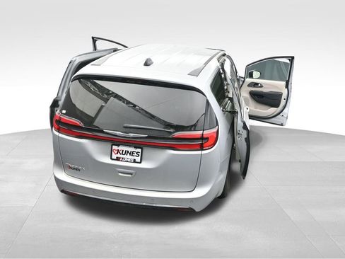 Used 2024 Chrysler Pacifica Touring-L FWD image 66
