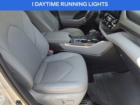 Used 2020 Toyota Highlander Limited image 15